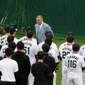 【阪神】掛布雅之OB会長、毎年恒例の陣中見舞いで宜野座キャンプ訪問