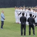 阪神　掛布雅之ＯＢ会長の訪問に選手＆首脳陣がビシッと整列　壮観な光景に　藤川球児監督は帽子をとりニッコニコで談笑