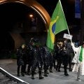 【五輪開会式】ブラジル選手団は高級ブランド「モンクレール」のダウンに身を包んで登場…各国選手団入場