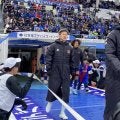 Ｊ最年長出場記録を５８歳３４６日に更新した福島カズ、前半２０分で途中交代…スタジアムから大きな拍手　甲府・渋谷監督とは握手