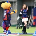雪中にアミーゴ降臨　ミニスカ姿の鈴木亜美　東京－鹿島戦で「BE TOGETHER」披露