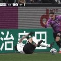「投げ飛ばした」「先にボールに触ってる」Jリーグで“物議を醸す判定”京都FWと神戸DFの接触でSNS紛糾「どっちとも取れる」