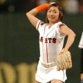 安藤美姫が思わず「えっ!!」…ミニスカ始球式が地上波で公開　21年前の“赤面投球”に騒然