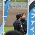 日本ハム　島本浩也が古巣・阪神にあいさつ　斎藤と一緒に安藤投手コーチに深々と一礼　ナインとはグータッチ　昨年１１月に伏見と交換トレードで移籍