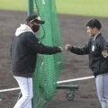新庄剛志監督が坂本誠志郎にグータッチ　関係性が深い日本ハム＆阪神　練習試合前にさまざまなシーンが