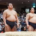 ４強入りの平戸海が敢闘賞　気持ちの入った相撲ぶり評価　師匠の境川親方から表彰される