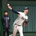 【オリックス】長身ジェリーが初ブルペン、隣の宮城大弥とは42cm差　豪快フォームで37球