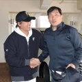 日本ハム・新庄監督　山本昌臨時コーチを出迎え　深々一礼してしっかり握手　左投手の指導期待