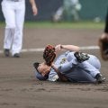 阪神　伊藤将司にアクシデント　佐藤輝のピッチャー返しが左膝付近に　グラウンドに担架搬入でスタンド騒然　自力で歩くことができず緊急降板