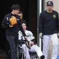 【阪神】あまりにショッキング…侍ジャパン石井大智が負傷、車いすに乗り左足は分厚く包帯