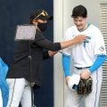 日本ハム　新庄剛志監督が有原航平初ブルペンでニッコニコ！嬉しそうにボディタッチも「ブルペンに来て頂いてうれしい」