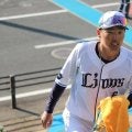 【西武】源田壮亮キャンプ打ち上げ「気付いたら宙舞ってた」WBC出場へ外崎らから激励胴上げ