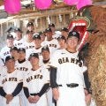 【巨人】獅子舞ガブリは石塚裕惺＆リチャード、笑顔で邪気払う　昨年は阿部慎之助監督が真顔で