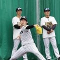 【阪神】下村海翔が藤川監督の前でブルペン入り　32球投げ指揮官とグータッチ　ファンも拍手