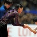 鍵山優真が五輪2度目の銀に　銅の佐藤駿と抱き合う　フィギュア男子