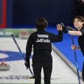 【五輪】フォルティウス　４戦目の休憩で小谷優奈はバナナでもぐもぐ　前半終了し３－３の同点…カーリング女子１次リーグ