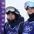 「可愛すぎる…これは泣く」モーグル日本女子24歳、同級生対決後のハグに反響　勝敗を超えた一瞬が「尊すぎる」【冬季五輪】