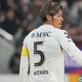 ｢我らが皇帝！｣｢似合いすぎじゃない？｣元日本代表のJ1長崎MFが試合翌日に大変身！ オーラ抜群の姿に｢もうこれから蛍は皇帝と呼ばれますね」