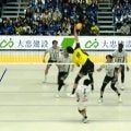 男子バレー、味方まで飛び越えた…衝撃バックアタック 驚きの光景に「跳びすぎだろ笑」「人越えのアタック」ネット震撼
