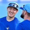 ブルージェイズ岡本和真がキャンプ施設で練習開始　三塁で守備練習　「彼と協力したい」と監督