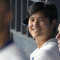 MLBが気づいてしまった大谷の色気　真っ先に登場…髪の毛かきあげ→つけた“香水”