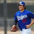 大谷翔平の背後に迫り…まさかの“指導”？　同僚ニヤリ、謎の行動をド軍公開