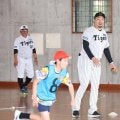 阪神　秋山拓巳ＢＡがＯＢの亀山努氏と沖縄県内の小学校２校で野球教室「今は競争はあまりという時代ですけど…」