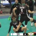 あわや惨事…男子バレー、歓喜の瞬間で珍光景 勝利直後、突如現れたスタッフが発端で