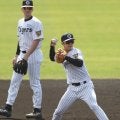 【阪神】中野拓夢「触ってパワーをもらいました」来訪の笑福亭鶴瓶の左腕にソフトタッチ