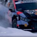 雪壁に突っ込み視界ゼロも次の瞬間…世界ラリーで仰天脱出劇　一流ドライバー、ブチギレながらの“荒業”に脱帽