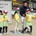 幼稚園児が「ベースボール5」に挑戦　愛知・西尾高野球部が指導