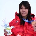 スノボ 銅の村瀬が金メダル深田を祝福