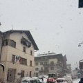 【イタリアの風】コルティナに雪　チェーン装着しない車、バスに翻弄「ここはどこ？」