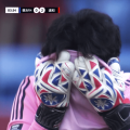 「何やってんの…」22歳GKが“痛恨キックミス”から失点「辛いけど頑張れ！」顔を覆う姿に横浜FMファンは落胆＆激励