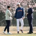 侍ジャパン　ダルビッシュが嬉しそう！日本ハム後輩の訪問にニッコニコ　昨季限りで引退の中田翔氏はスーツでビシッ