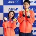 【五輪】日本選手団がミラノから成田空港に到着　りくりゅうがセレモニー登場「みなさんのおかげ」「金と銀メダルを持ち帰ることができてうれしいです」