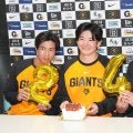 【巨人】ドラフト１位竹丸和幸がケーキの前に笑顔　24歳の誕生日迎え「１軍でいろんな経験」