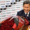 カズ５９歳誕生日「試合に出て活躍したい」５９本の赤いバラ＆似顔絵ケーキに笑顔「また新しい、夢あるゴールを」