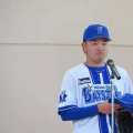 【DeNA】石田裕太郎「夢や希望を与えられるような選手に」母校の小学生にキャップ手渡し誓い