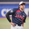 大谷翔平、通路を颯爽と球場入り　帽子とってサロンで挨拶…初合流のベンチ裏の風景