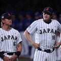 大谷翔平が笑顔でイタズラ…マスコットの頭叩く　3年前はドアラ無視、また悪ガキ発動