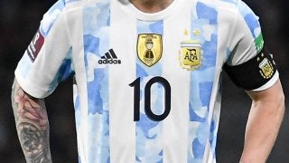 アルゼンチン代表がW杯用のユニフォーム発表、白と水色のストライプ