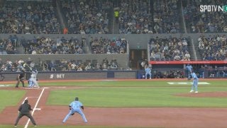 スポーツ中のハプニング 一体、何が起きた！？ 大谷翔平の“特大飛球”でハプニング発生… 外野手のプレーがヤバすぎると世界中で話題に 「大丈夫かよ！」「無茶しやがって」 |  ABEMA | スポーツブル (スポブル)