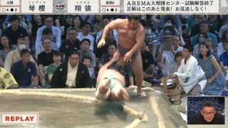 土俵下に落下した力士が“元祖スー女”とあわや激突の珍場面 “危うし”な
