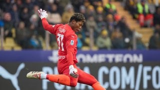 飛びすぎだろ！」鈴木彩艶の70m超“ザイオン砲”にファン騒然！ 高精度