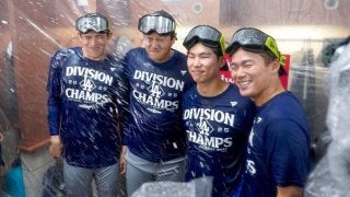 오오타니 쇼헤이＆야마모토 요시노부＆사사키 아키라희＆김·헤손의 아시아 출신 4 선수 샴페인 파이트로 기념 촬영 | 야구 | 스포트불 (스포불)