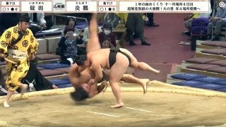 若手がぐるんと一回転 館内に衝撃