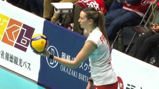 およそ2メートルの長身美女が魔球サーブ