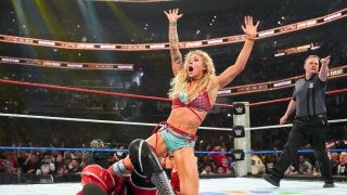 美女レスラーの場外ダイブにファン興奮