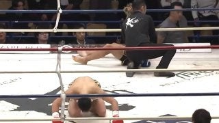 衝撃KOも直後に土下座 異例の光景